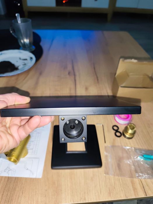 Naścienny kran wodospadowy, bateria ścienna podtynkowa czarna