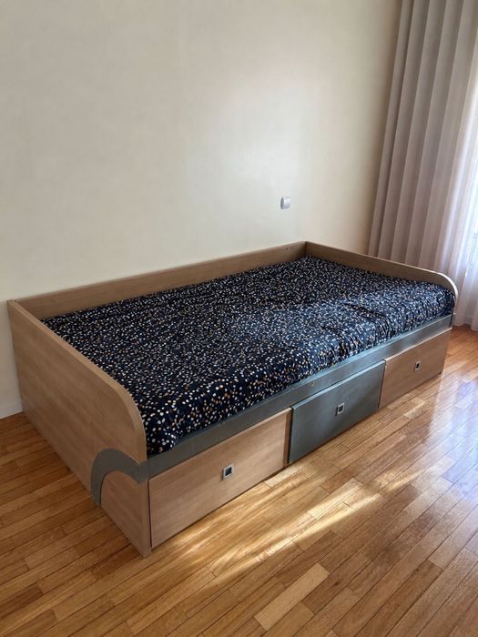 Cama de solteiro com arrumação (inclui colchão)