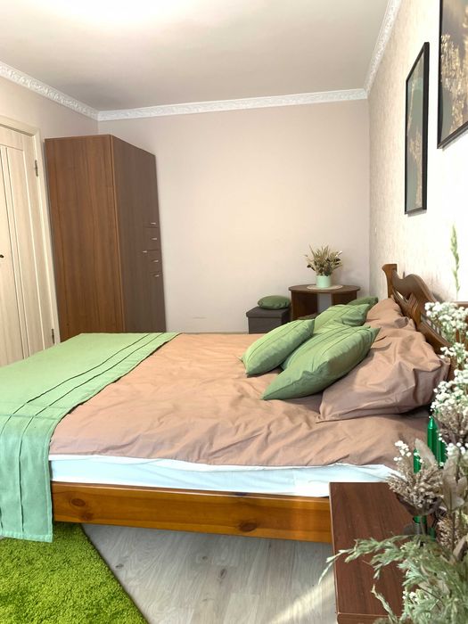 Центр. Вул. Замкова. Поруч парк та став. Власник. Подобово