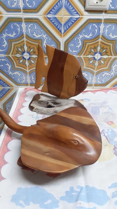 Esculturas em madeira feitas à mão