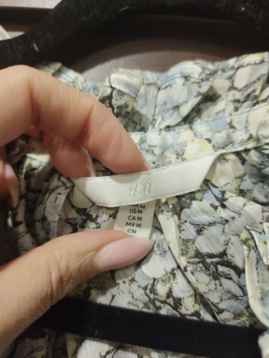 Легенька жіноча блуза, розмір М, має квітковий принт. Весняна.