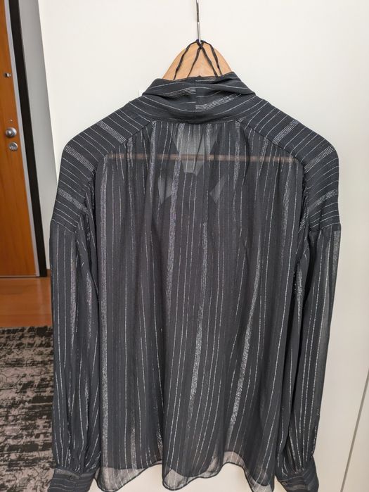 Camisa preta com fio prateado