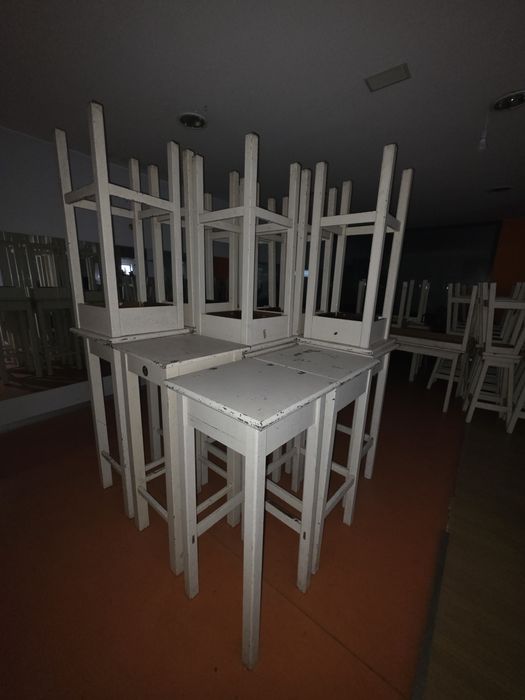 Lote de 15 Mesas altas e 52 bancos bar em madeira