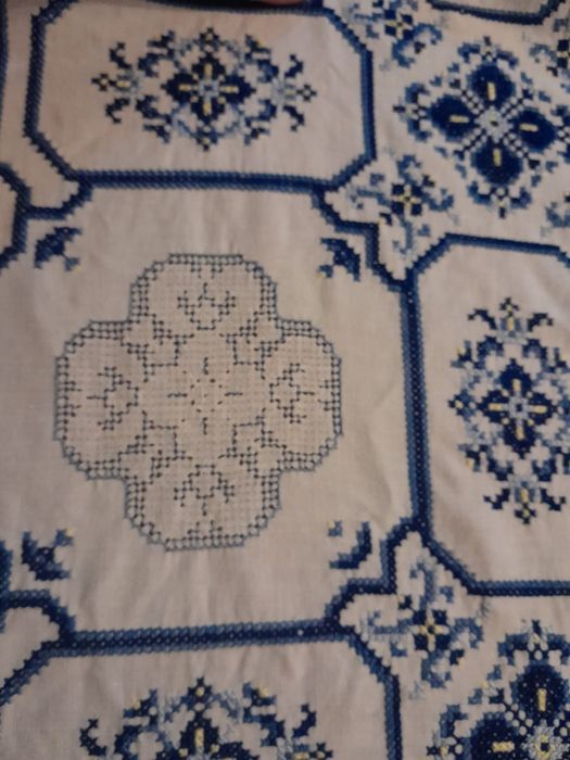 Toalha integralmente bordada à mão ponto cruz