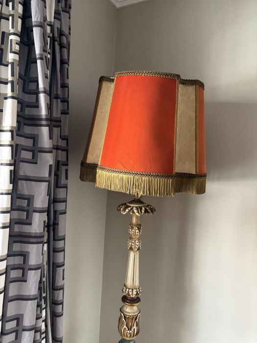 Candeeiro de pé alto