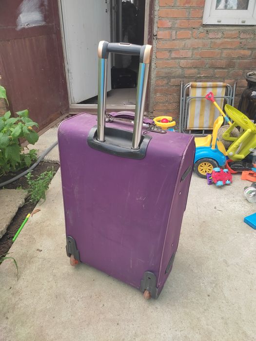 Продам величезну сумку на колесиках з вихідною ручкою