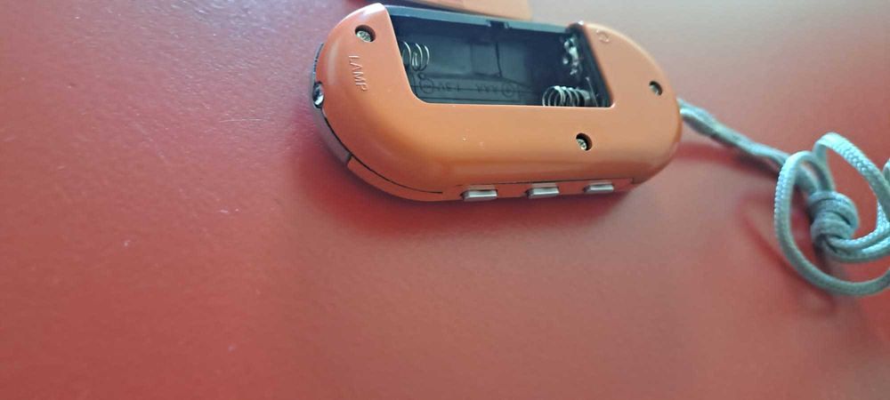 Rádio BPI laranja a pilhas como novo