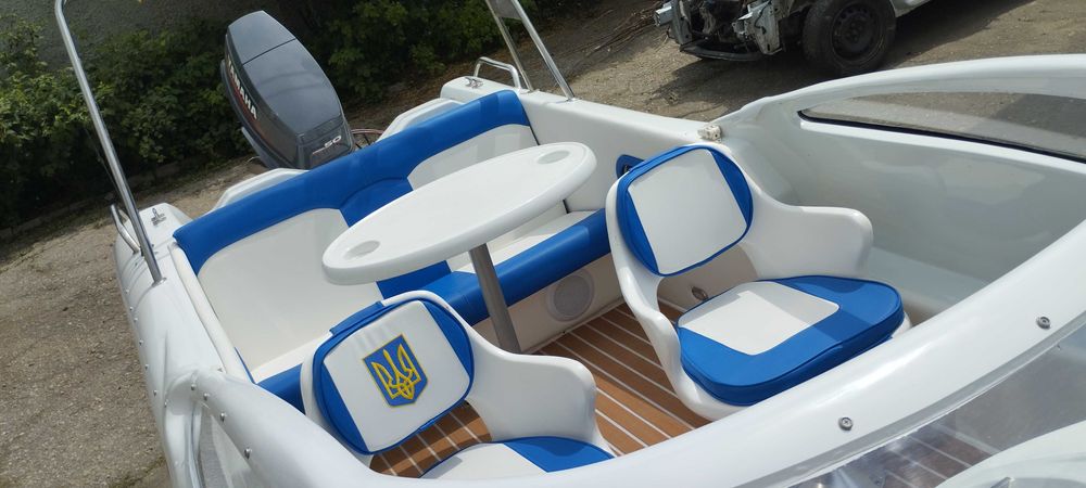 Катер для романтичних прогулянок.