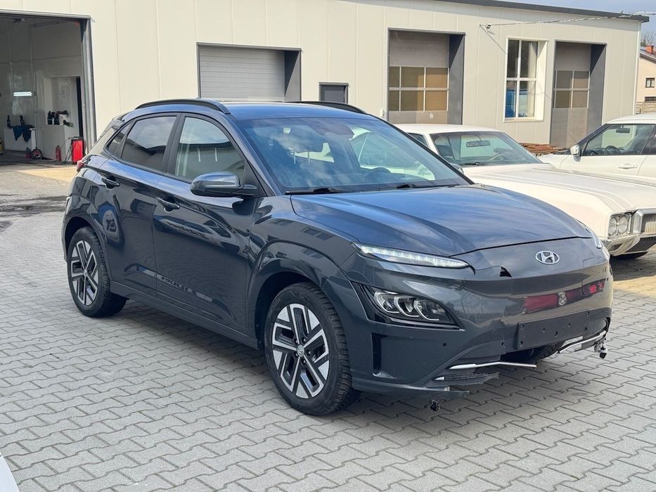 Hyundai Kona 64 kW duża bateria Faktura VAT 23% lekko uszkodzona