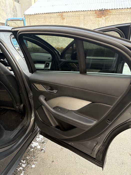 Електроавтомобіль Ягуар I-PACE SE