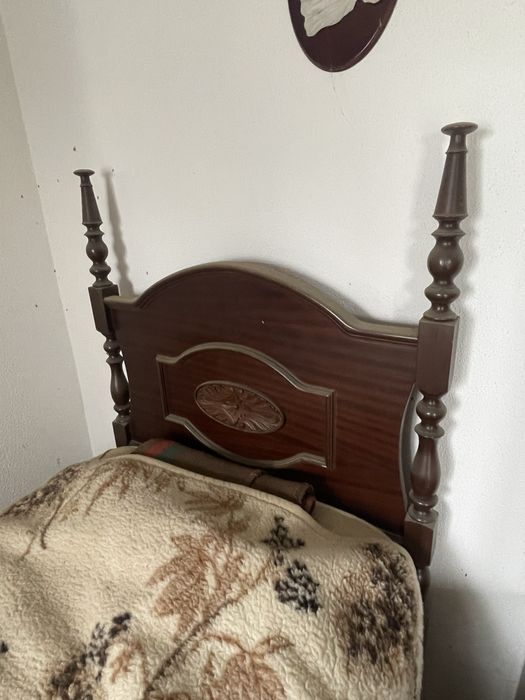 Cama de Solteiro e Mesa de Cabeceira