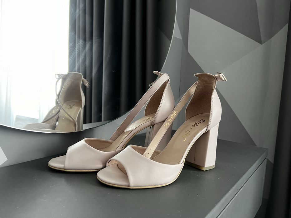 Туфлі 38 розмір бежеві майже нові