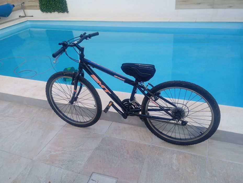 Bicicleta com alguns arranjos por fazer