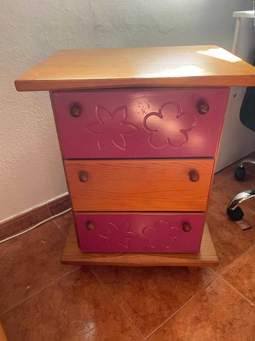 MOBÍLIA DE QUARTO  (Cómoda, mesa cabeceira, guarda fato e cama)
