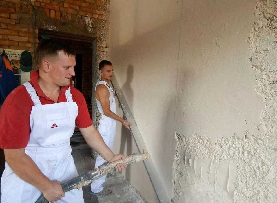 Машинная полусухая стяжка пола. Машинная штукатурка стен. - Оздоблення ...