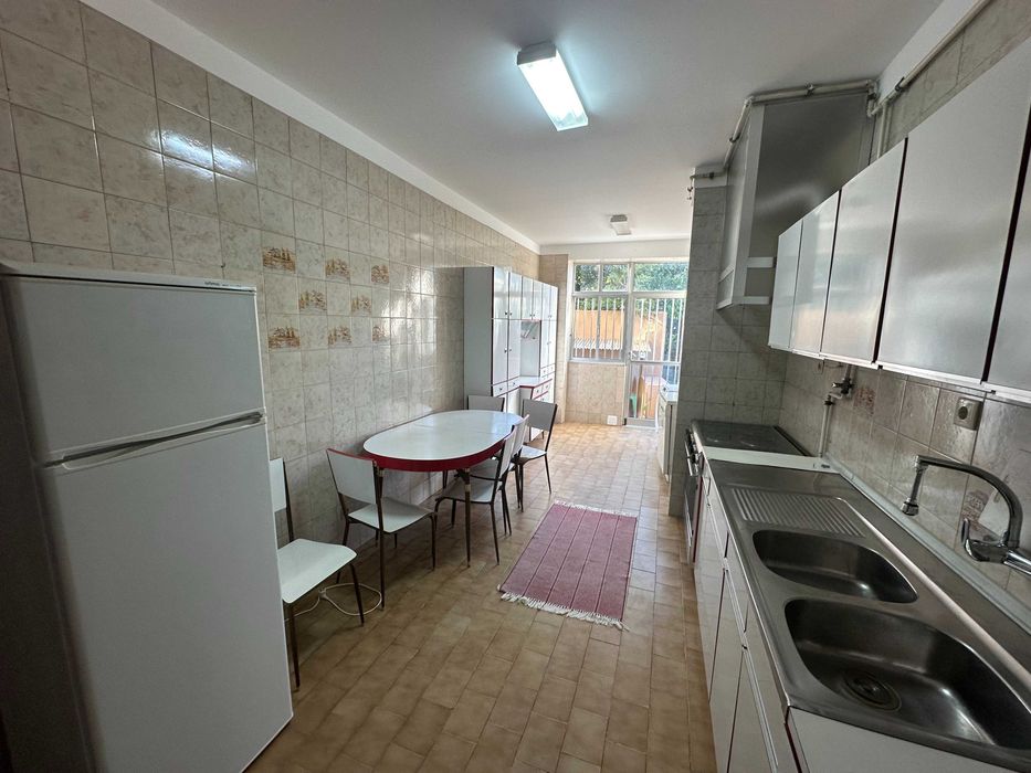 Quarto em T4 mobilado — Centro (junto à Escola de Saúde / CVP)