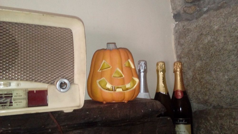 Duas abóboras luminosas pilhas