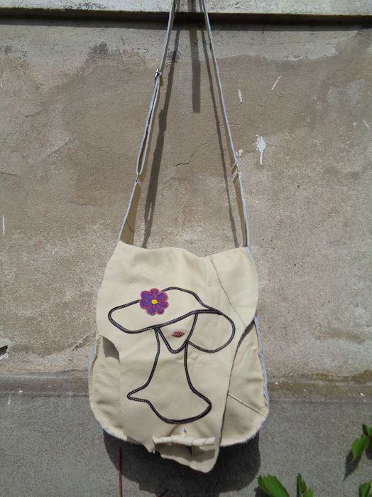 Artystyczna skórzana torebka z kobietą w kapeluszu. Handmade