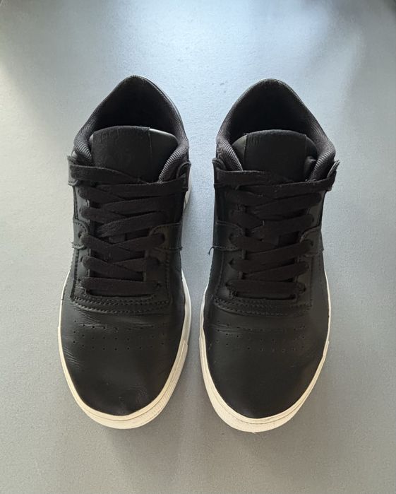 Sapatilha pele preta e sola borracha branca