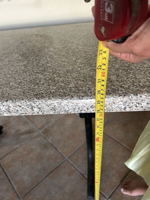 Mesa com tampo em granito/pedra e pés metálicos – 110 x 70 cm
