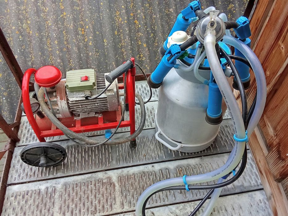 Доїльний апарат Бурьонка.Був у використанні приблизно пів року.