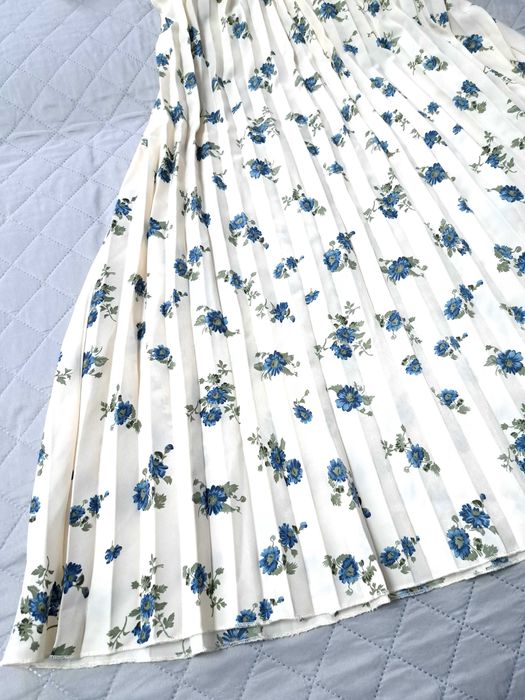 Sukienka plisowana kremowa w niebieskie kwiatki 52 Missguided