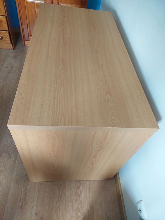 Secretária com gavetas azuis