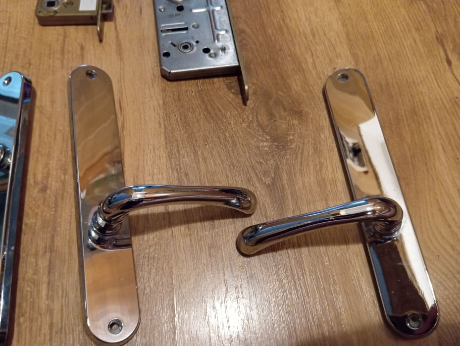 Dwie pary klamek do drzwi łazienka pokój zamek