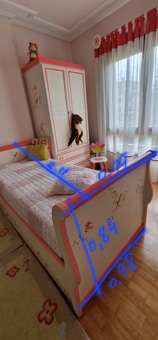 Cama e mesa de cabeceira em madeira maciça  com pintura manual.