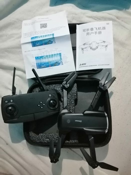 Drone preto com bolsa