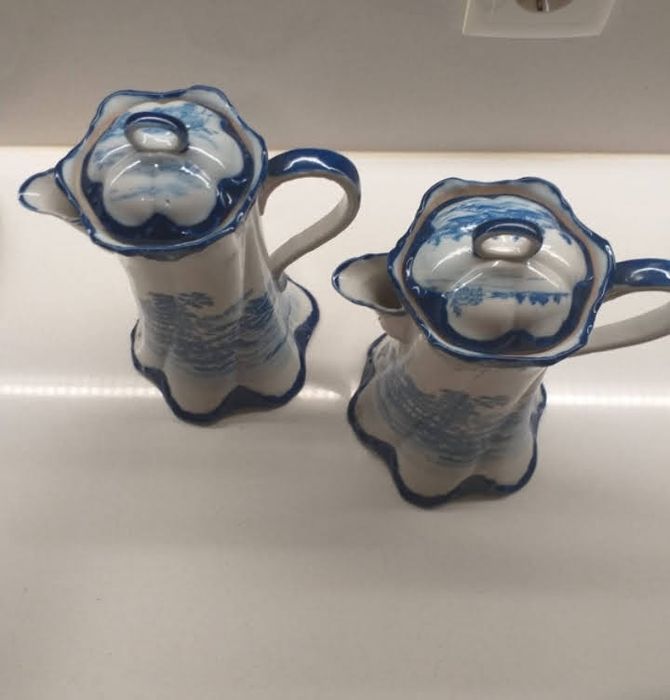 Par de cafeteiras em porcelana oriental