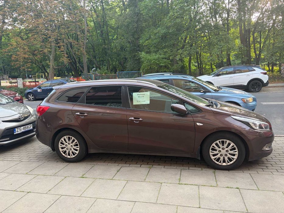 Kia cee’d SW 1.6 CRDi 2014 | 221 tys. km | 2 komplety opon
