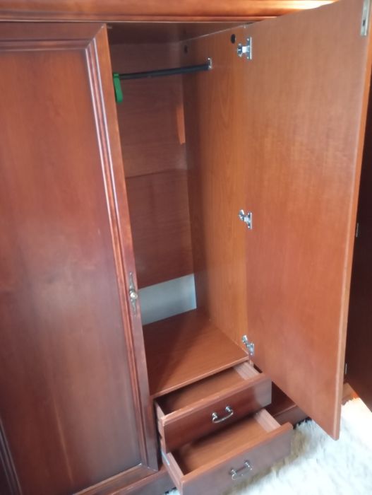 Roupeiro madeira com três portas