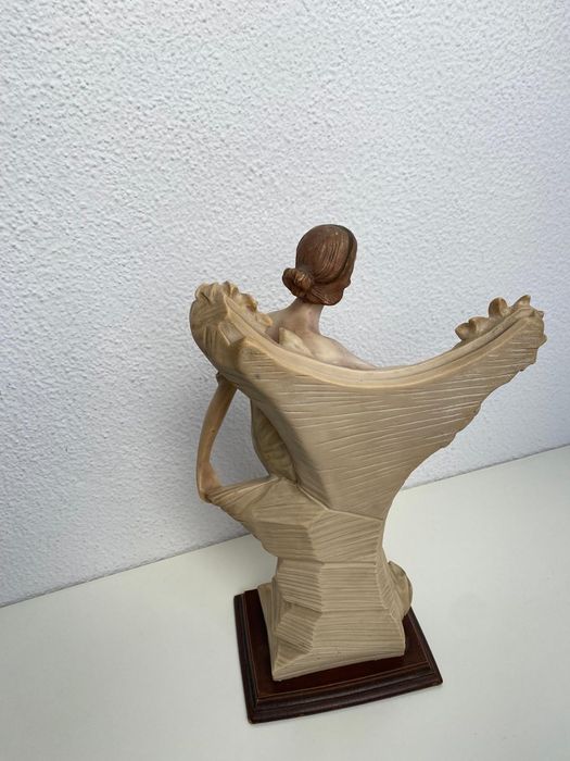 Estatueta muito antiga em marfinite