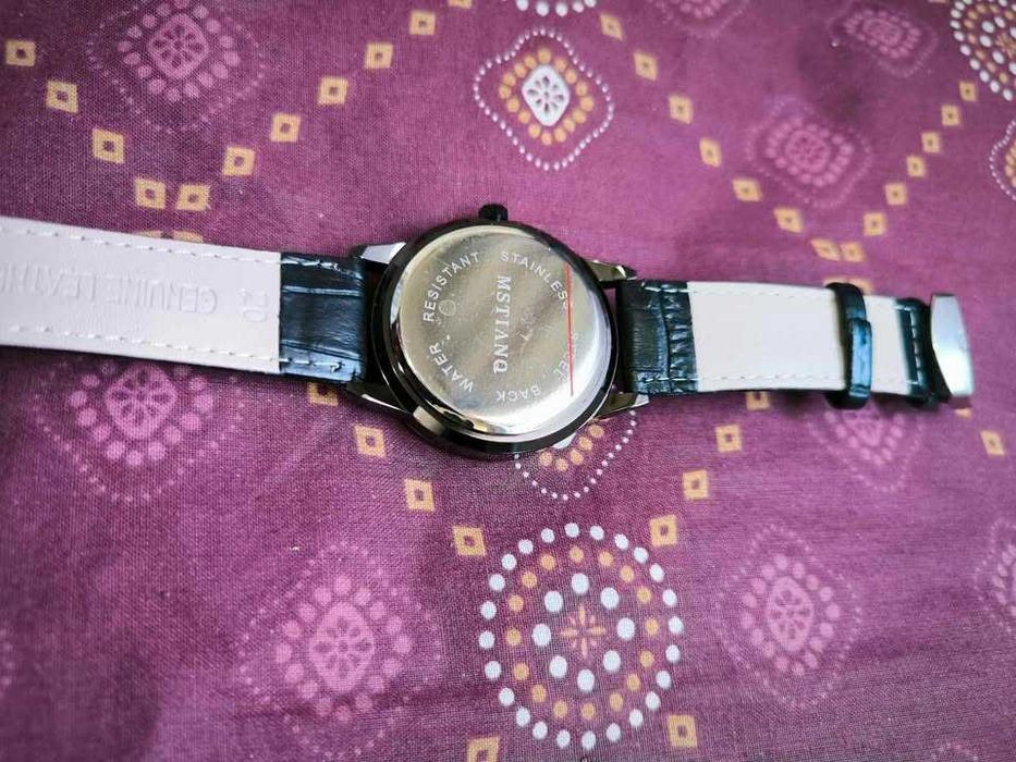 Preto e Dourado - Relógio Elegante - Total Novo