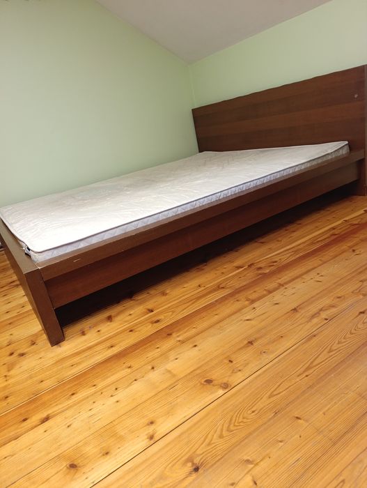 Łóżko z materacem