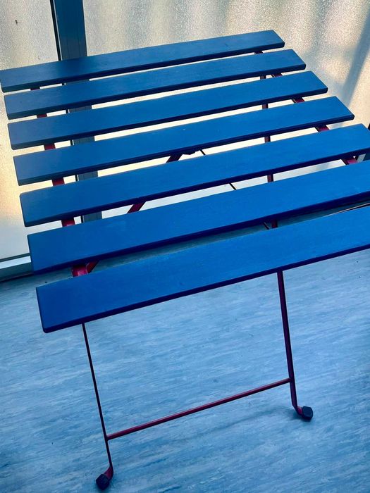 Mesa exterior IKEA TÄRNÖ vermelha com madeira pintada a azul e envernizada