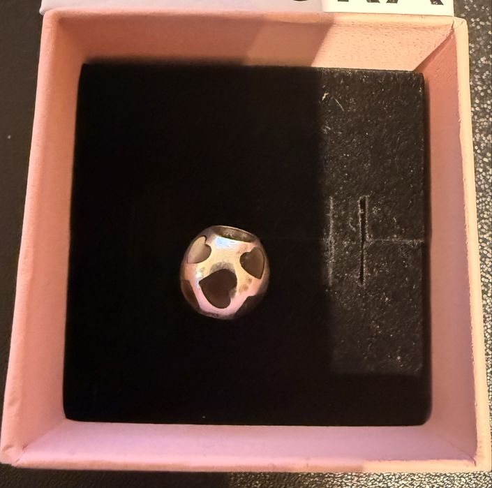 Pandora - conta com corações