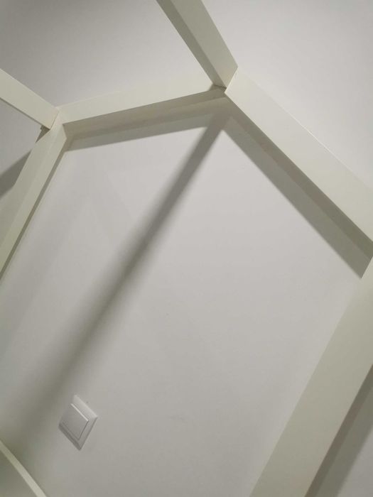 Cama em formato de casa sem colchão em madeira maciça feita a mão