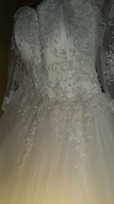 Якісна весільна сукня. А-силует.