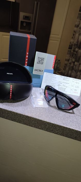 Продаю новые оригинальные очки Prada!