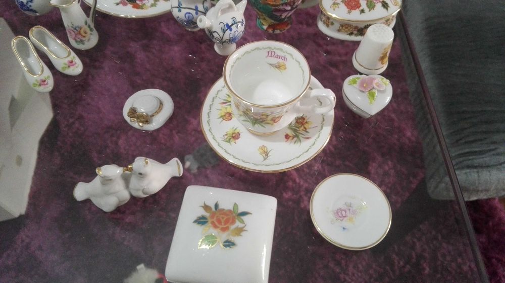 Armário com coleção de miniaturas em loiça fina - tudo 100 euros