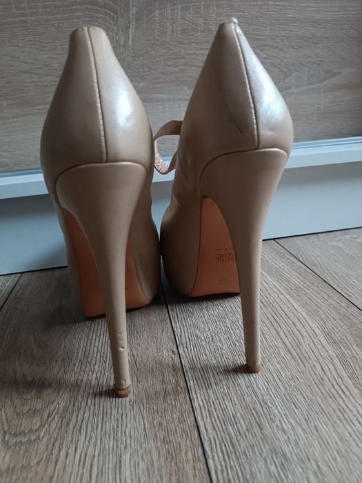 Kremowe szpilki z paskiem