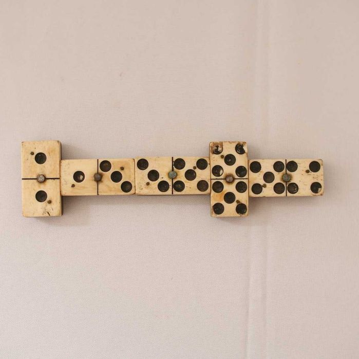 Dominó antigo e completo em osso e madeira