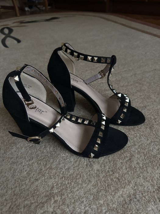 Босоніжки на каблуці