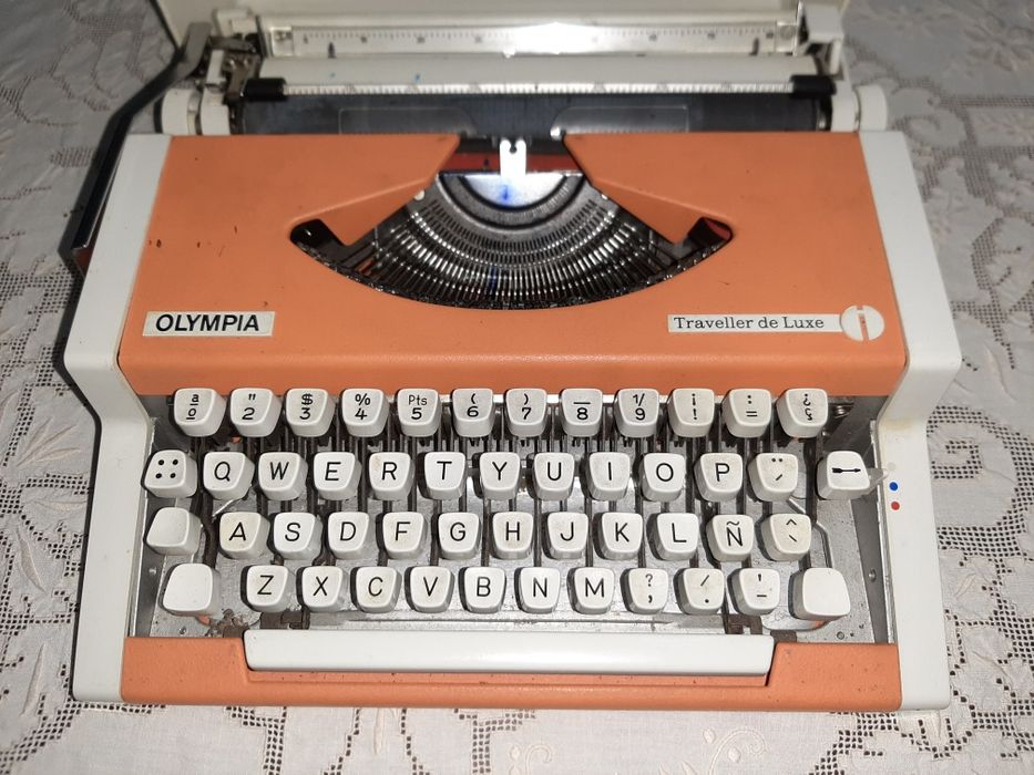 Máquina de escrever Olympia Traveller De Luxe