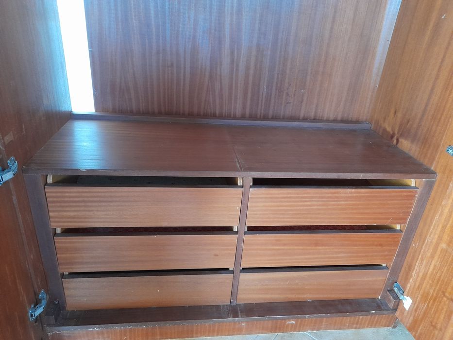 Roupeiro grande castanho