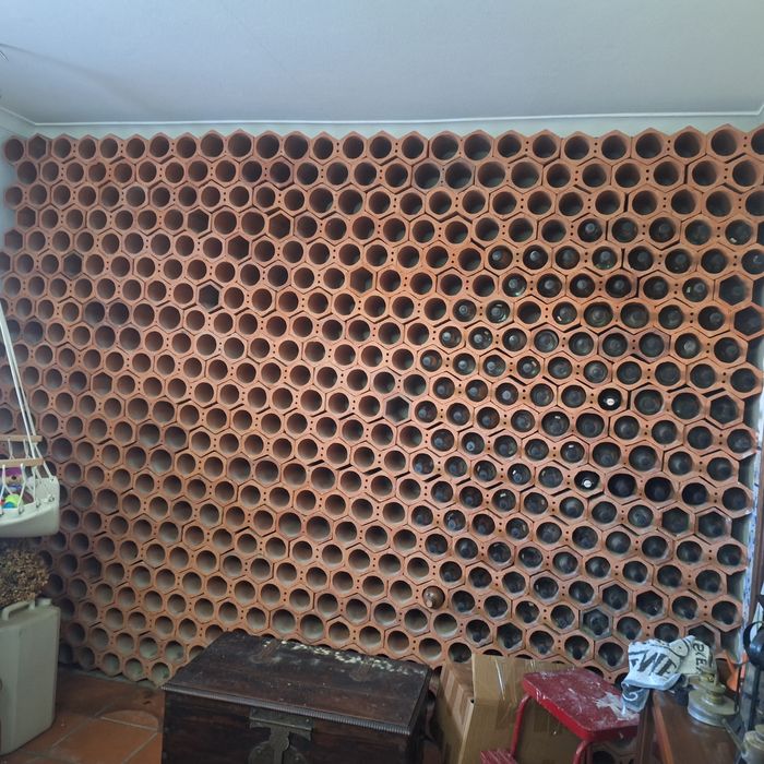 Garrafeira sextavada dupla, capacidade 550 garrafa, 1€ cada peças