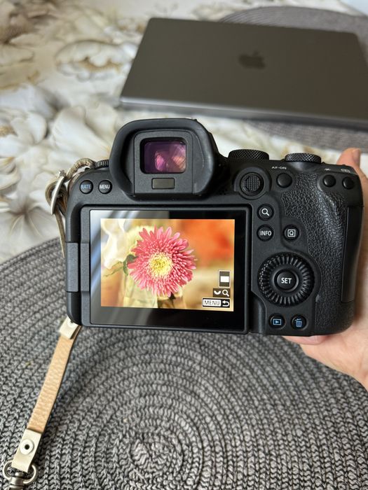 Продам комплект фототехніки Canon фотоапарат, обʼєктиви, спалах, перехідник