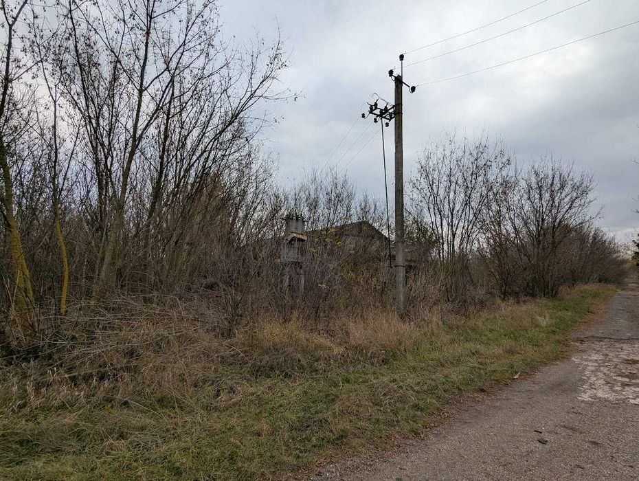 Приміщення  вільного призначення 400 кв.м на ділянці 2 га у Медведівці